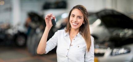 Frau mit Autoschlüssel in der Hand