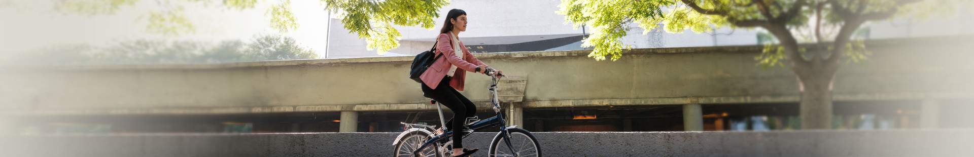 Business-Frau auf Fahrrad