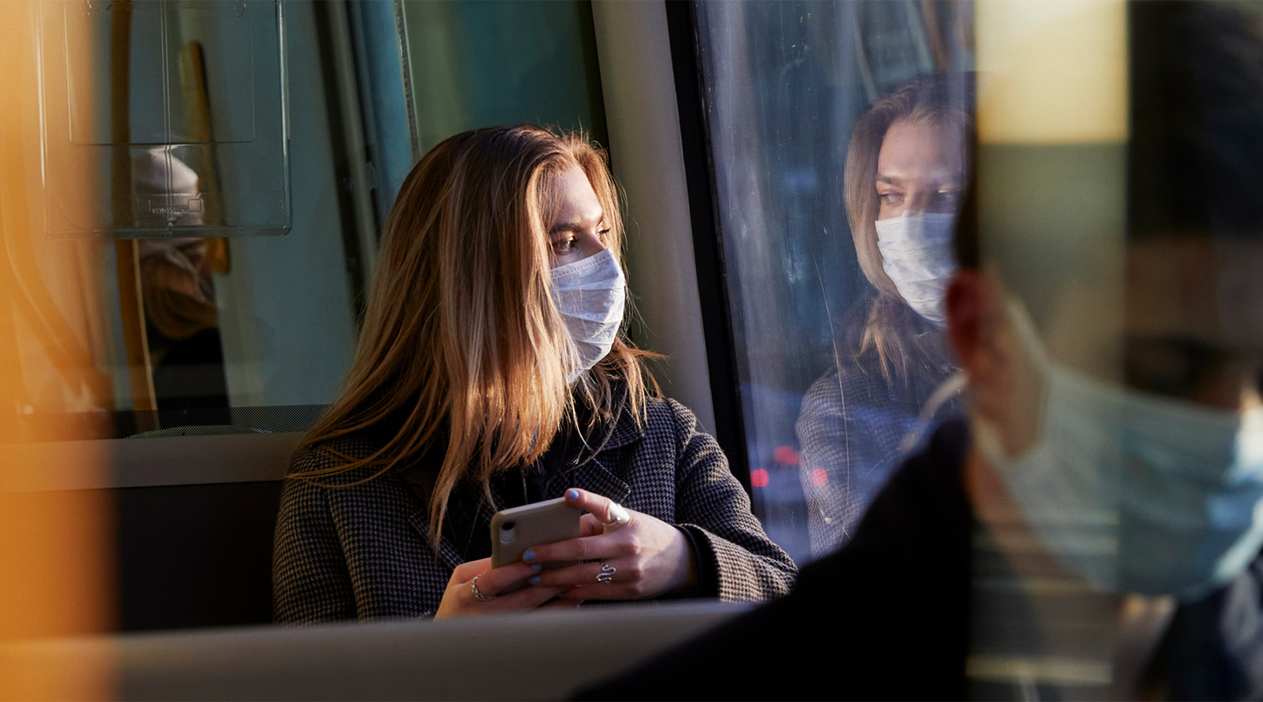 Frau mit Maske im Bus