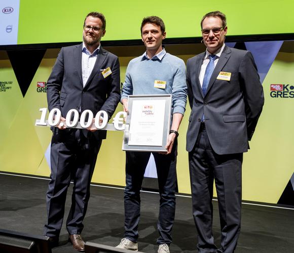 Timm Ramms und Dr. Jörg Rheinländer überreichen den Mobility & Safety Award 2019 an das Start-Up Vialytics