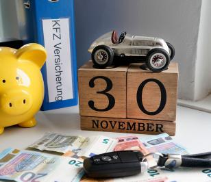 Geld, Sparschwein, Autoschlüssel, KFZ Versicherung, 30.November