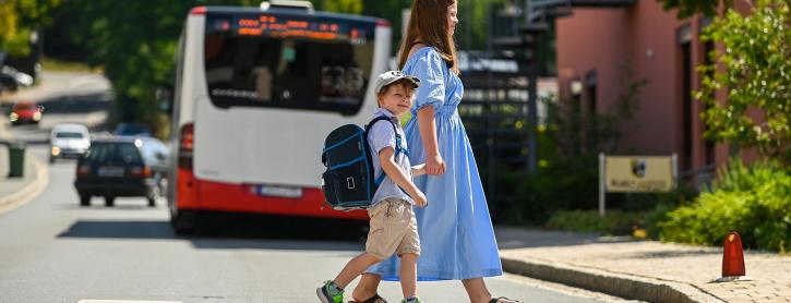 Mutter mit Kind auf Zebrastreifen / Fußgängerüberweg