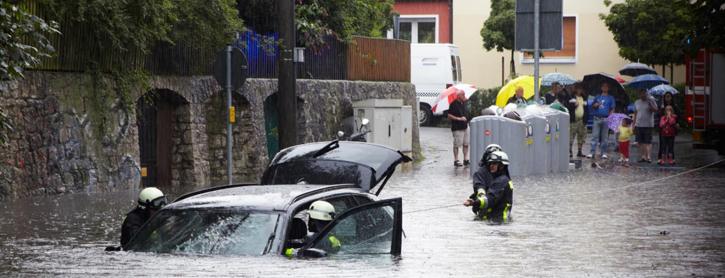 Autos auf überschwemmter Straße