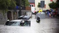 Autos auf überschwemmter Straße