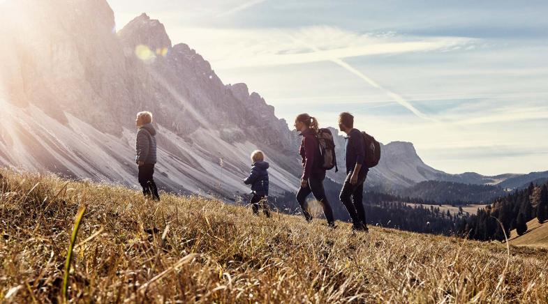 Familie beim Wandern in den Bergen