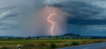 Landschaftsbild: Blitz schlägt ein