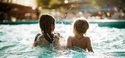 Zwei Kinder im Pool