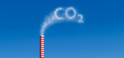 Rauchwolke am Himmel mit Aufschrift CO2