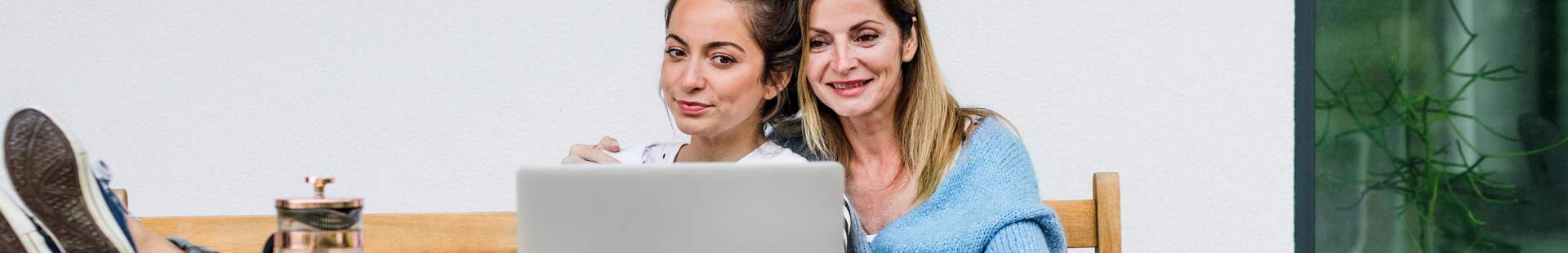 Mutter mit Tochter vor Laptop
