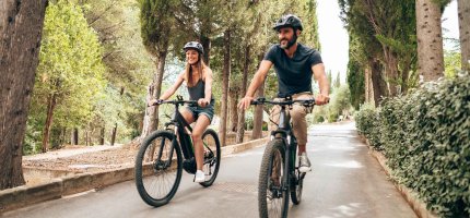 Junges Paar fährt mit dem Fahrrad