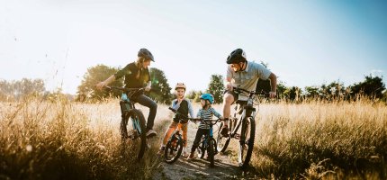 Familie bei einer Fahrradtour
