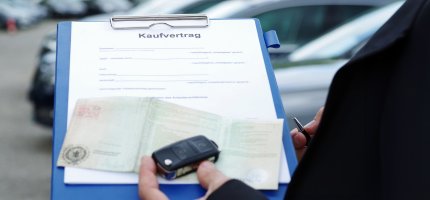 Fahrzeugschein, Kfz-Kaufvertrag und Autoschlüssel