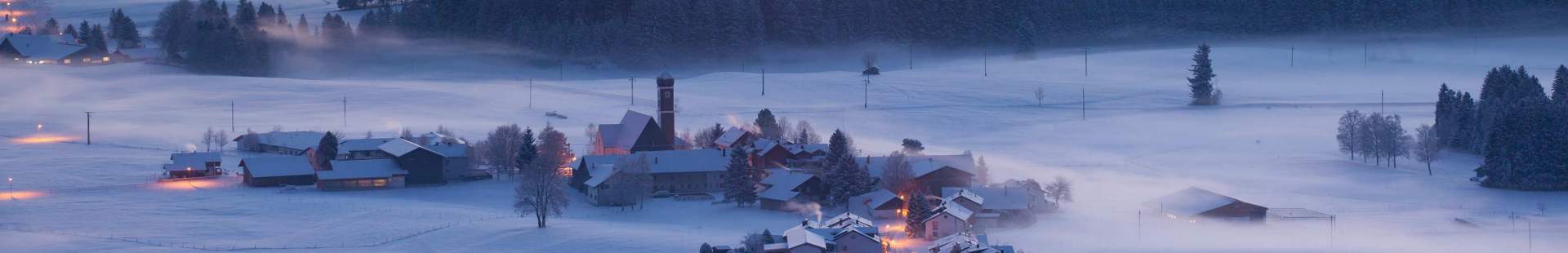 Ein Dorf im Schnee
