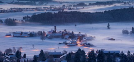 Ein Dorf im Schnee