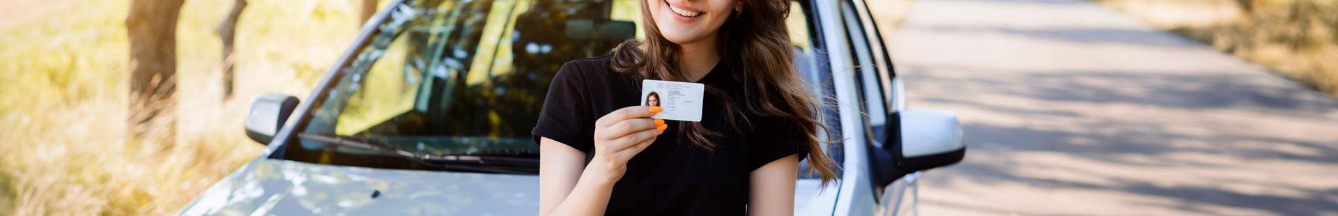 Junge Frau mit Führerschein in der Hand