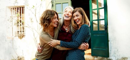 Drei Frauen lachen