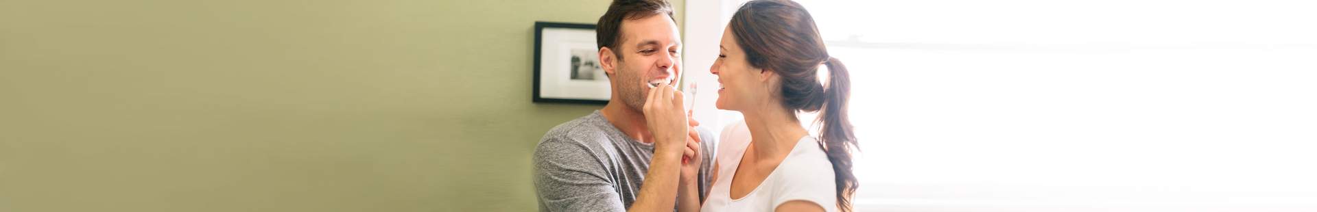 Mann und Frau putzen Zähne