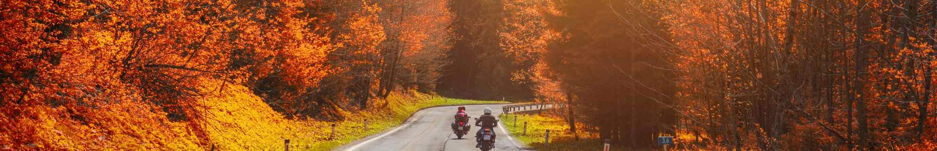 Motorradfahrer im Herbst