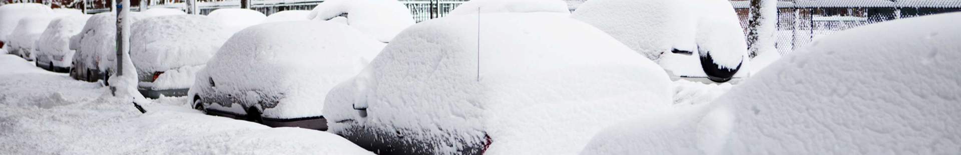 Schneebedeckte parkende Autos