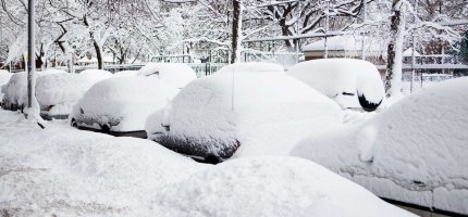 Schneebedeckte parkende Autos
