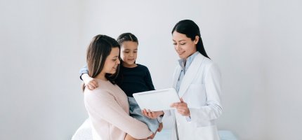 Mutter und Tochter beim Arzt