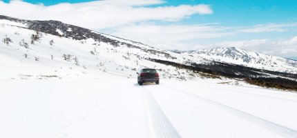 Auto fährt im Schnee