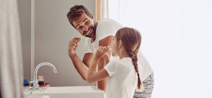 Papa und Tochter putzen Zähne