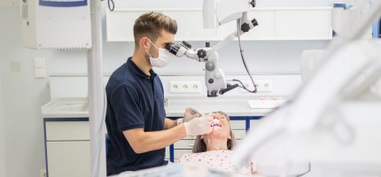 Zahnarzt behandelt eine Frau