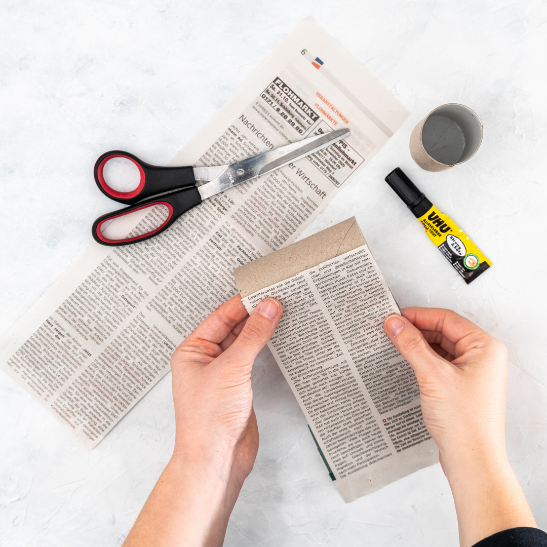 DIY – Zeitungspapier um die Rollen kleben