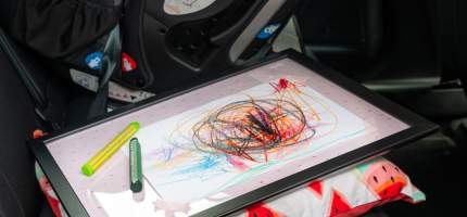 Kissen-Tablett im Auto als Malunterlage für Kinder