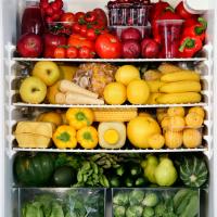 Gemüse und Obst im Kühlschrank