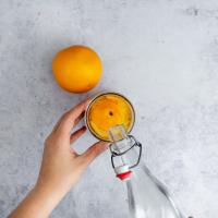 DIY - Schritt 1: Orangenschalen im Glas mit Essig auffüllen