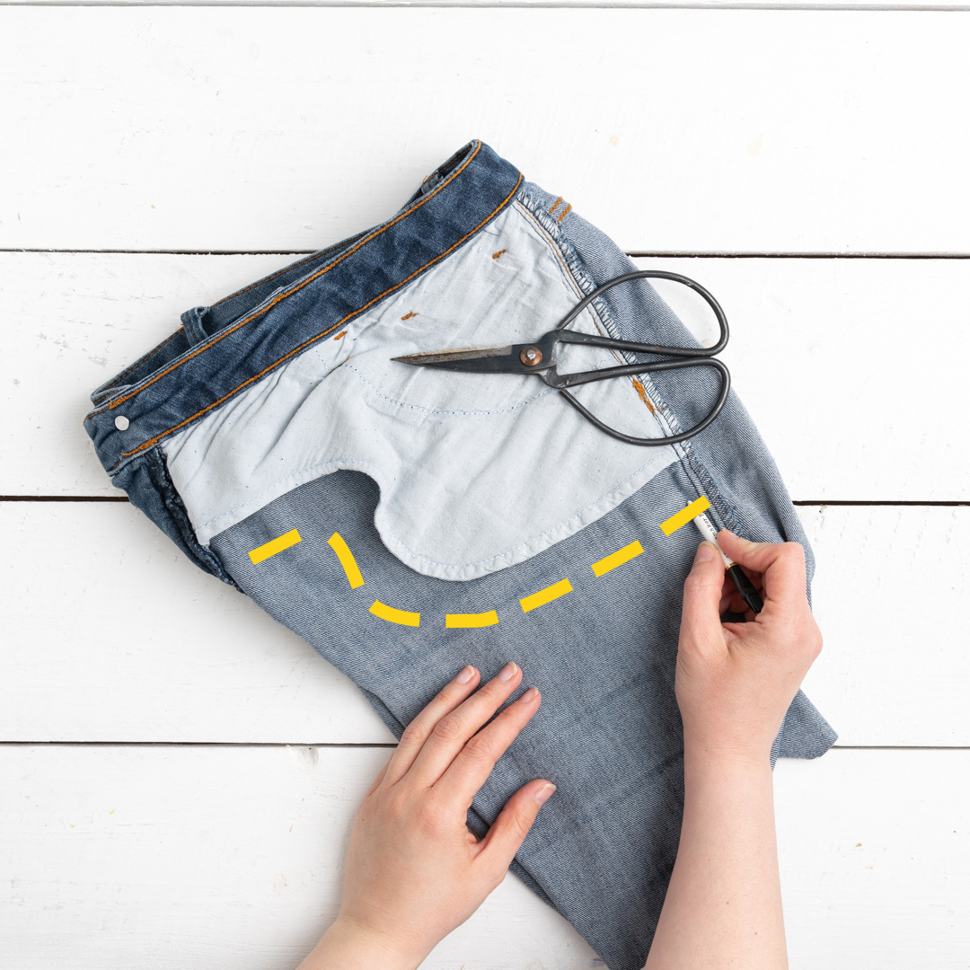 DIY – Schritt 2: Jeans auf links drehen und kürzen
