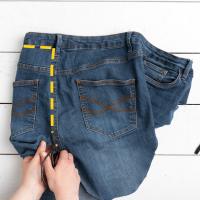 DIY – Schritt 4: Nicht benötigten Teil der Jeans abschneiden