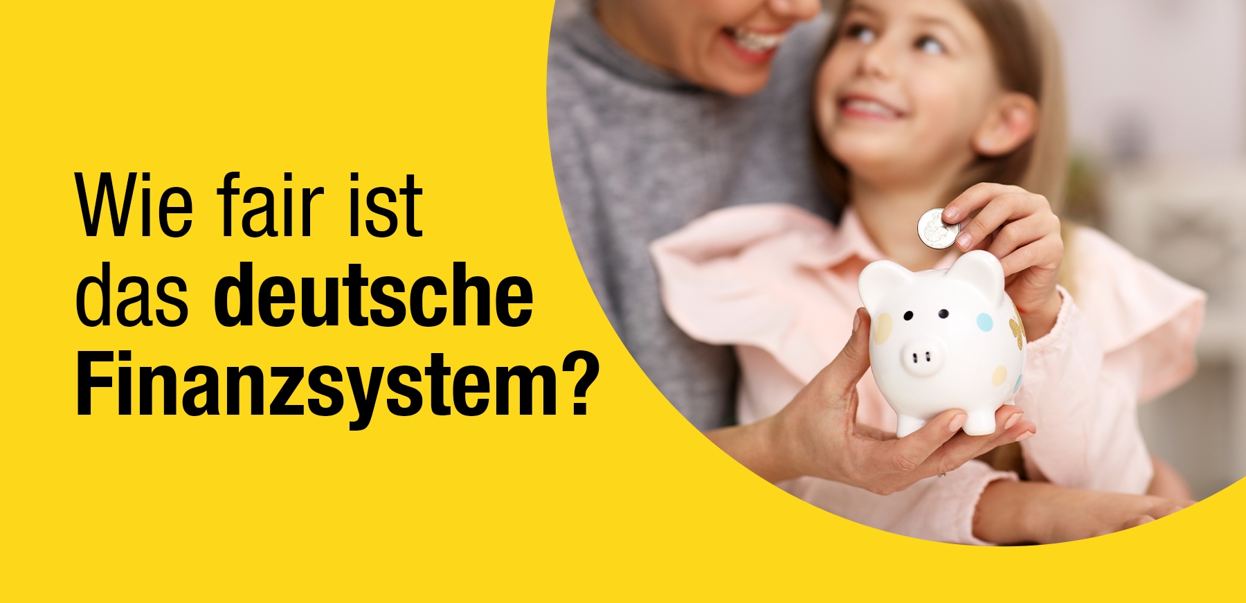 Foto: Wie fair ist das deutsche Finanzsystem? Mutter und Kind mit Sparschwein im Hintergrund