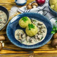 Kartoffelklöße auf Pilzrahm