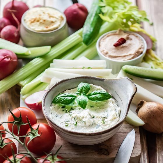 Rohkostplatte mit dreierlei Dip