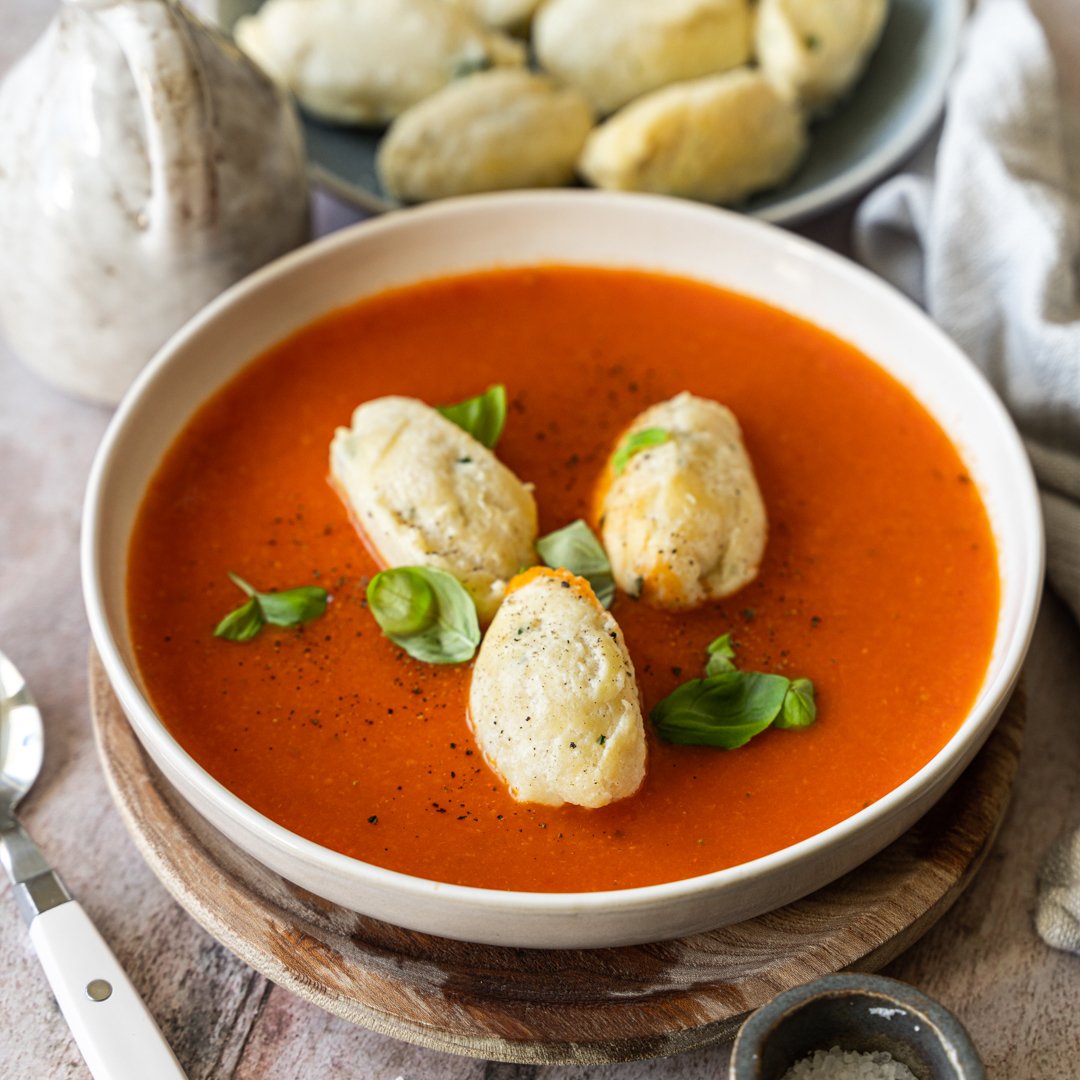 Tomatensuppe mit Grießnocken Tomatensuppe mit Grießnocken