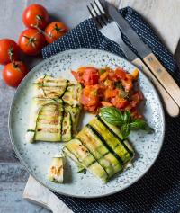 Zucchinipäckchen mit Feta und Tomatensalat