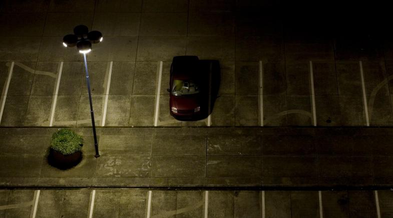 Auto nachts auf Parkplatz
