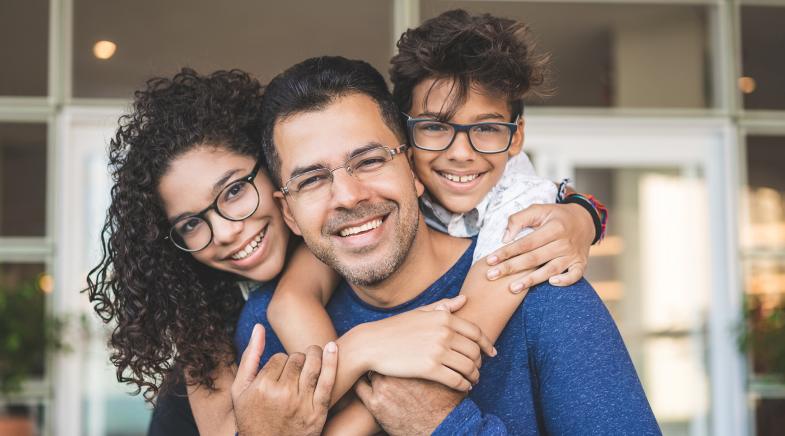 Vater mit Tochter und Sohn – alle tragen eine Brille