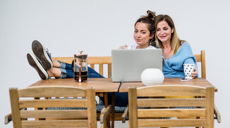 Mutter mit Tochter vor Laptop