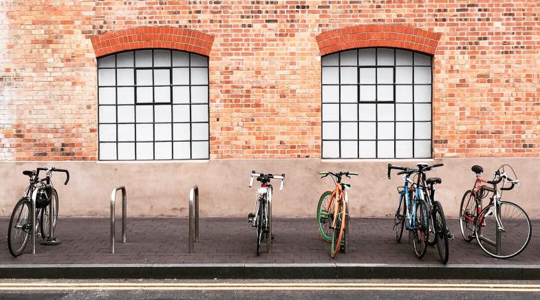 Fahrräder am Fahrradständer vor einem Gebäude