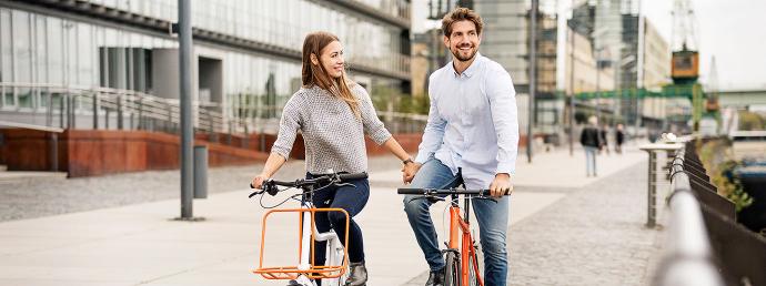 Mann und Frau auf Fahrrad