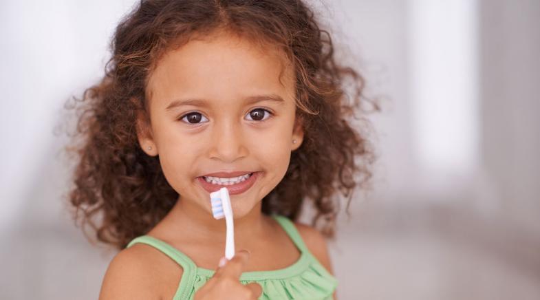 kleines Mädchen mit Zahnbürste
