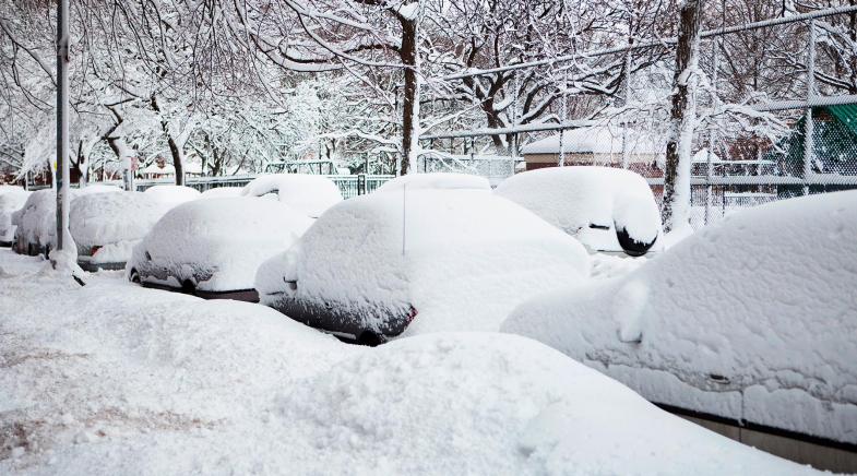Parkende Autos mit Schnee bedeckt