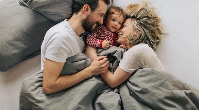 Familie im Bett