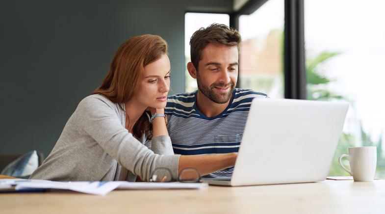 Zwei junge Menschen vor einem Laptop