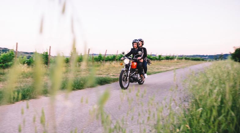 Mann und Frau auf Motorrad