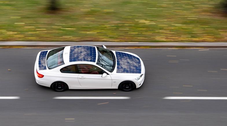 Solarauto fährt auf der Straße